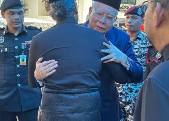 NAJIB  Tun Razak berpelukan dengan menantu Allahyarham Tun Abdullah Ahmad Badawi, Khairy Jamaluddin ketika memberikan penghormatan terakhir kepada Perdana Menteri ke-5 itu di Masjid Negara hari ini.