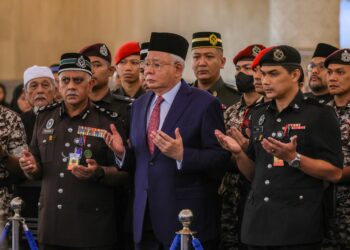 NAJIB Razal membaca doa sambil diiringi pegawai penjara ketika hadir memberikan penghormatan terakhir kepada Bekas Perdana Menteri Kelima,  Allahyarham Tun Abdullah Ahmad Badawi pada istiadat pengebumian bekas pemimpin tersebut di Masjid Negara, Selasa lalu.