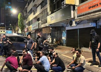 Jabatan Imigresen Kuala Lumpur melakukan pemeriksaan terhadap warga asing yang melakukan kerja mengurut kaki di deretan lot kedai di Chow Kit semalam.