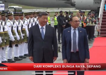 Datuk Seri Anwar Ibrahim menyambut ketibaan Presiden China, Xi Jinping di Kompleks Bunga Raya, Lapangan Terbang Antarabangsa Kuala Lumpur (KLIA).