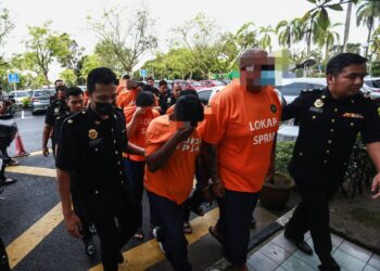 SUSPEK dibawa anggota SPRM untuk direman di Mahkamah Majistret Shah Alam, Selangor hari ini.-UTUSAN/AFIQ RAZALI