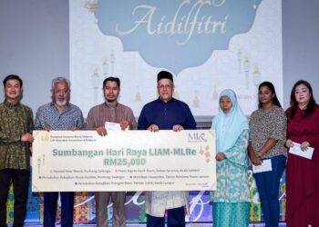 MARK O’Dell menyampaikan sumbangan Hari Raya berjumlah RM25,000 kepada lima pertubuhan pada majlis Sambutan Hari Raya anjuran LIAM di sini, hari ini. - UTUSAN/ZAHRA MOHAMAD ZHAHIR
