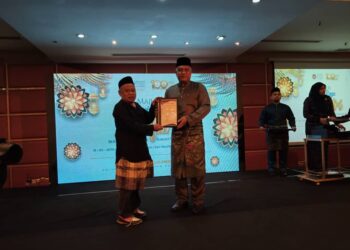 Dr. Md. Amin Md. taff menayampaikan sijil penghargaan kepada wakil Utusan Malaysia, Laupa Junus dalam majlis Rumah Terbuka Aidilfitri UPSI bersama media dan rakan strategik di ibu negara malam tadi.