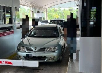 KERETA Proton Waja yang digunakan untuk menyeludup petrol berjaya ditahan KPDN Kelantan dan PPM Wilayah Tiga Pengkalan Kubor semasa melalui ICQS Tanah Merah, Kelantan semalam.-IHSAN KPDN KELANTAN.
