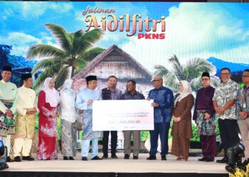 MAHMUD ABBAS (kiri) menyerahkan replika cek sumbangan sambil disaksikan Amirudin pada program itu di Shah Alam, Selangor hari ini. - UTUSAN/ AFIQ RAZALI