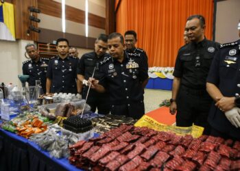 AYOB Khan Mydin Pitchay menunjukkan botol cecair vape yang dirampas di sebuah makmal memproses dadah dalam Op Kenari ketika sidang akhbar di IPK Kedah, Alor Setar. - UTUSAN/SHAHIR NOORDIN