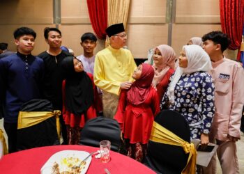 ISMAIL Sabri beramah mesra dengan tetamu pada Majlis Jamuan Raya Aidilfitri Yayasan Keluarga Malaysia. -UTUSAN/SHIDDIEQIIN ZON