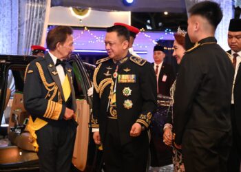 TUANKU Syed Faizuddin Putra Jamalullail (tengah) menyambut
ketibaan Sultan Hassanal Bolkiah (kiri) pada Majlis Santapan Diraja di
Istana Arau, Perlis.