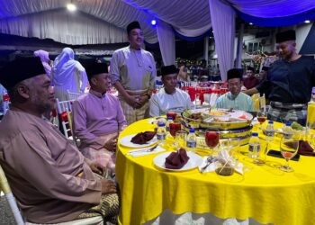 ERWAN Shah Soahdi (kanan) semasa meraikan jemputan Majlis Sambutan Aidilfitri Warga Maritim Malaysia Kelantan di Tok Bali, Pasir Puteh, Kelantan malam tadi. UTUSAN/TOREK SULONG.