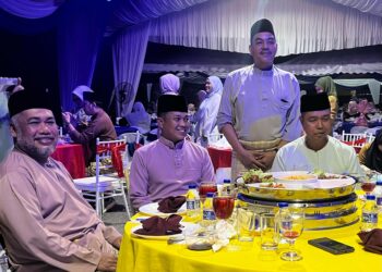 FARHAN Sufyan Borhan (tengah) menghadiri Majlis Sambutan Aidilfitri Warga Maritim Malaysia Kelantan di Tok Bali, Pasir Puteh, Kelantan, malam tadi. UTUSAN/TOREK SULONG