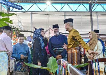 KUALA LUMPUR, 19 APRIL 2025 - Panglima Tentera Laut, Datuk Zulhelmy Ithnain bersama isteri ketika menyantuni warga tentera laut pada sambutan Aidilfitri Markas Tentera Laut di KD Sri Gombak di sini hari ini. UTUSAN/SYAKIR RADIN