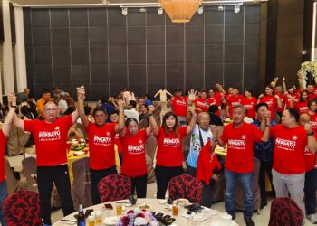 SEBAHAGIAN daripada lebih 100 ahli MCA Kluang yang meninggalkan parti itu dan mendaftar sebagai Ahli Bersekutu Bersatu.