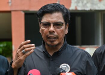 Pengerusi Pertubuhan Pergerakan Kebajikan Masyarakat Kuala Lumpur, Hussein Zulkarai ketika mengadakan sidang akhbar berkenaan isu Kampung Sungai Baru di sekitar Kuala Lumpur hari ini. UTUSAN/SYAKIR RADIN