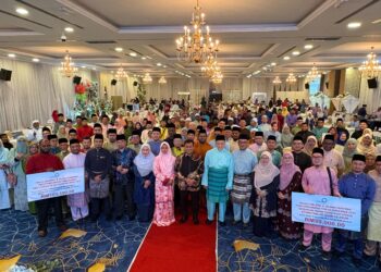 Salehuddin (depan tujuh dari kiri) bergambar bersama penerima dan tetamu. 
UTUSAN/ABDUL RAZAK IDRIS