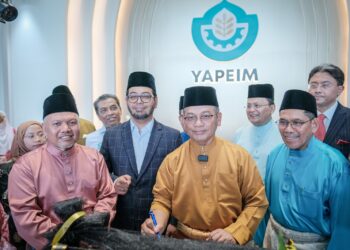 MOHD. Na'im Mokhtar ketika melancarkan Bangunan Ibu Pejabat Baharu YAPIEM Putrajaya. - UTUSAN/FAIZ ALIF ZUBIR