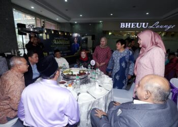 AZALINA  Othman Said beramah mesra bersama warga jabatan pada Majlis Santunan Mesra Aidilfitri Menteri di Jabatan Perdana Menteri (Undang-Undang dan Reformasi Institusi) di Putrajaya. - UTUSAN/KAMARIAH KHALIDI
