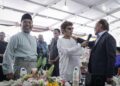 ANWAR Ibrahim menyanyi bersama Jamal Abdillah pada Majlis Sambutan Hari Raya Aidilfitri warga Kementerian Pendidikan Tinggi (KPT) di Putrajaya.. - UTUSAN/FAIZ ALIF ZUBIR