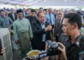 ANWAR Ibrahim ketika ditemui pada Majlis Sambutan Hari Raya Aidilfitri anjuran Kementerian Pendidikan Tinggi (KPT) di Putrajaya. - UTUSAN/FAIZ ALIF ZUBIR