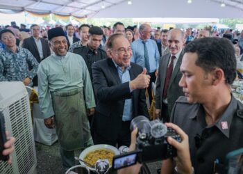 ANWAR Ibrahim ketika ditemui pada Majlis Sambutan Hari Raya Aidilfitri anjuran Kementerian Pendidikan Tinggi (KPT) di Putrajaya. - UTUSAN/FAIZ ALIF ZUBIR