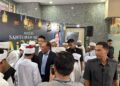 ANWAR Ibrahim  meluangkan masa menghadiri Majlis Santunan Mesra Aidilfitri yang dihoskan Menteri di Jabatan Perdana Menteri (Undang-Undang dan Reformasi Institusi), Datuk Seri Azalina Othman Said di Bahagian Hal Ehwal Undang-undang (BHEUU) Putrajaya. - UTUSAN/KAMARIAH KHALIDI