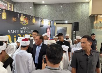 ANWAR Ibrahim  meluangkan masa menghadiri Majlis Santunan Mesra Aidilfitri yang dihoskan Menteri di Jabatan Perdana Menteri (Undang-Undang dan Reformasi Institusi), Datuk Seri Azalina Othman Said di Bahagian Hal Ehwal Undang-undang (BHEUU) Putrajaya. - UTUSAN/KAMARIAH KHALIDI