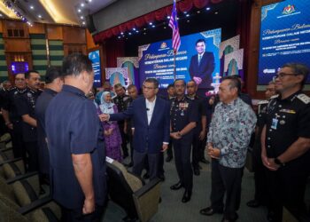 SAIFUDDIN Nasution Ismail beramah mesra dengan warga KDN selepas Perhimpunan Bulanan di Kompleks Setia Perkasa KDN, Putrajaya. - UTUSAN/FAISOL MUSTAFA
