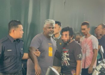 DORAI Pandian (dua dari kiri) ketika tiba di Kompleks Mahkamah Butterworth, Pulau Pinang hari ini. -UTUSAN/SITI NUR MAS ERAH AMRAN