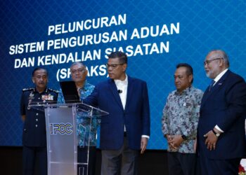 SAIFUDDIN Nasution Ismail meluncurkan Sistem Pengurusan Aduan dan Kendalian Siasatan (SPEAKS) pada Perhimpunan Bulanan KDN di Kompleks Setia Perkasa KDN, Putrajaya. - UTUSAN/FAISOL MUSTAFA