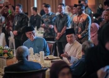 ANWAR Ibrahim (kanan) dan Dzulkefly Ahmad hadir pada Majlis Sambutan Hari Raya Aidilfitri Peringkat Kementerian Kesihatan Malaysia di Kementerian Kesihatan Malaysia di sini, hari ini. - UTUSAN/FAIZ ALIF ZUBIR