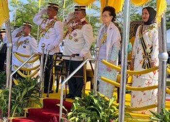 TUANKU Syed Sirajuddin Jamalullail (tiga dari kanan) pada majlis perasmian penggal persidangan ketiga sidang Dewan Undangan Negeri (DUN) Perlis ke-15 di Kompleks DUN, Kangar, Perlis hari ini. - UTUSAN/ASYRAF MUHAMMAD