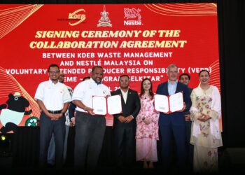 AMIRUDIN SHARI dalam majlis menandatangani perjanjian kerjasama antara KDEB Waste Management (KDEBWM) dan Nestle Malaysia bagi program SELKitar, Shah Alam.
