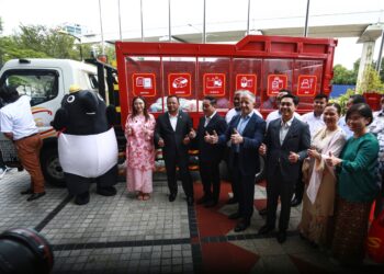 AMIRUDIN Shari menyaksikan majlis Menandatangani Perjanjian Kerjasama diantara KDEB Waste Management (KDEBWM) dan Nestle Malaysia sempena pelancaran Program SELkitar di Pusat Konvensyen Shah Alam, Selangor. - UTUSAN/AFIQ RAZALI