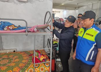 KAMAL Pardi menunjukkan papan lapis yang digunakan sebagai alas tidur pekerja di sebuah penginapan pekerja kawalan keselamatan di Plaza Mahkota, Banda Hilir, Melaka. - UTUSAN/AMRAN ALI