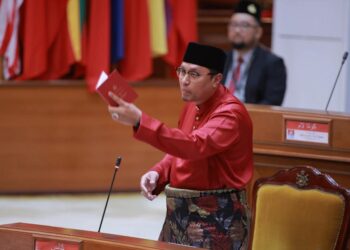 MOHD. Syahbuddin Hashim membacakan peraturan dewan selepas ucapannya diganggu oleh ADUN kerajaan semasa perbahasan titah Sultan Kelantan semasa  persidangan Kali Pertama Bagi Tempoh Penggal Ketiga Dewan Undangan Negeri (DUN) Kelantan Ke-15 di Kompleks Kota Darulnaim, Kota Bharu, Kelantan hari ini-IHSAN MOHD. SYAHBUDDIN HASIM