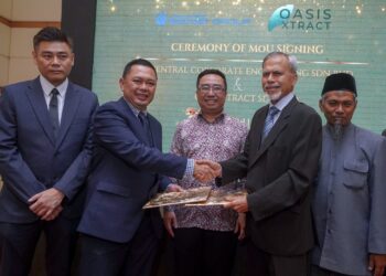 CHANG Lih Kang menyaksikan pertukaran MOU di antara Central Corporate Engineering Sdn Bhd & Oasis Xtract Sdn Bhd di Putrajaya. - UTUSAN/FAISOL MUSTAFA