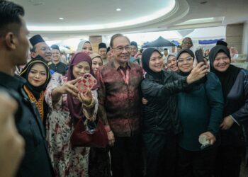 ANWAR Ibrahim beramah mesra pada Majlis Sambutan Aidilfitri KPDN di Putrajaya. - UTUSAN/FAIZ ALIF ZUBIR