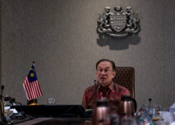 ANWAR Ibrahim ketika menyertai dialog maya bersama 16 ketua negara lain yang turut membincangkan amalan terbaik dalam menangani perubahan iklim.-FACEBOOK ANWAR IBRAHIM