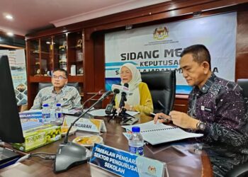 KHALIDAH Omar (tengah) pada sidang akhbar Laporan Keputusan SPM 2024 Negeri Sembilan di Seremban hari ini.-UTUSAN/NOR AINNA HAMZAH