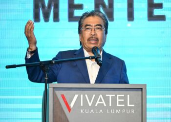 JOHARI Abdul Ghani ketika Majlis Apresiasi MTIB dan Pelancaran buku Anatomi & Pengecaman Kayu Malaysia di Vivatel Hotel Kuala Lumpur di sini hari ini. - UTUSAN/MUHAMMAD NAIM HELMI HAFIDZI