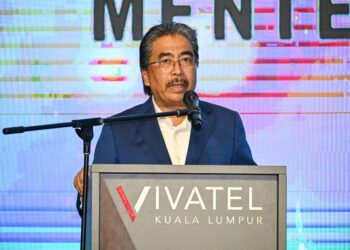 JOHARI Abdul Ghani ketika Majlis Apresiasi MTIB dan Pelancaran buku Anatomi & Pengecaman Kayu Malaysia di Vivatel Hotel Kuala Lumpur di sini hari ini. - UTUSAN/MUHAMMAD NAIM HELMI HAFIDZI
