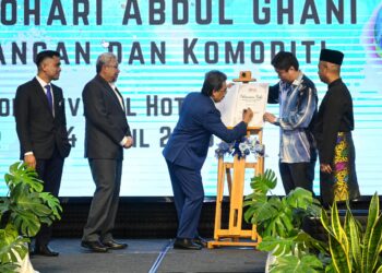 JOHARI Abdul Ghani (tengah) ketika Majlis Apresiasi MTIB dan Pelancaran buku Anatomi & Pengecaman Kayu Malaysia di Vivatel Hotel Kuala Lumpur di sini hari ini. - UTUSAN/MUHAMMAD NAIM HELMI HAFIDZI