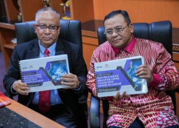 JAFRI Abu dan Amirudin Shari ketika sidang akhbar analisis keputusan SPM tahun 2024 peringkat Selangor di pejabat JPN Selangor, Shah Alam, Selangor, hari ini.-UTUSAN/MOHAMAD NAUFAL MOHAMAD IDRIS