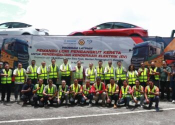 ANTHONY LOKE Siew Fook bergambar (tengah) bergambar sempena program Latihan Pemandu Pengangkut Kereta bagi Pengendalian Kenderaan Elektrik (EV) di Terminal Pelayaran Pelabuhan Klang (PKCT), Pulau Indah, Pelabuhan Klang, semalam. - UTUSAN/AFIQ RAZALI