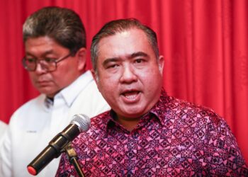 ANTHONY LOKE Siew Fook ketika sidang akhbar di Port Klang Cruise Terminal, Klang, semalam. - UTUSAN/AFIQ RAZALI