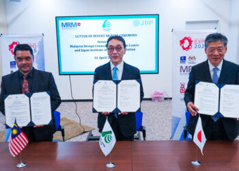 DR. KUNIHIKO Chris Hirabayashi (tengah) dan Amirul Fadhli Che Ismail (kanan) seleopas memeterai kerjasama tiga hala pentingan dengan ASEAN-Pusat Jepun (AJC) dan Institut Promosi Reka Bentuk Jepun (JDP) bagi memacu industri kreatif serantau.