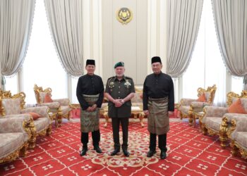 TUN Ramli (kiri) bersama Sultan Ibrahim dan Anwar Ibrahim, usai  menerima Surat Cara Pelantikan hari ini.
