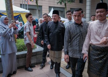 Anwar Ibrahim ketika menghadiri majlis Aidilfitri JKDM, di Putrajaya. - UTUSAN/FAIZ ALIF ZUBIR