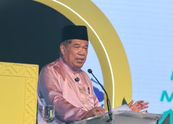 MOHAMAD Sabu menyampaikan ucapan di Perhimpunan Bulanan dan Majlis Rahmah Mesra Aidilfitri KPKM 2025 di Dewan D, MAEPS, Selangor. - UTUSAN/AMIR KHALID