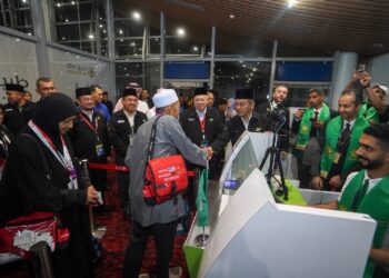 KUMPULAN pertama yang terdiri daripada 284 jemaah haji Malaysia telah berlepas ke Tanah Suci awal pagi tadi di KLIA Terminal 1, Sepang. - UTUSAN/FAISOL MUSTAFA