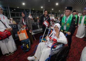 MOHD Na'im Mokhtar menyantuni para jemaah pada Majlis Mengucapkan Haji Malaysia ke Tanah Suci Bagi Musim Haji 1446H/2025M di Bangunan Satelit KLIA Terminal 1, Sepang. - UTUSAN/FAISOL MUSTAFA